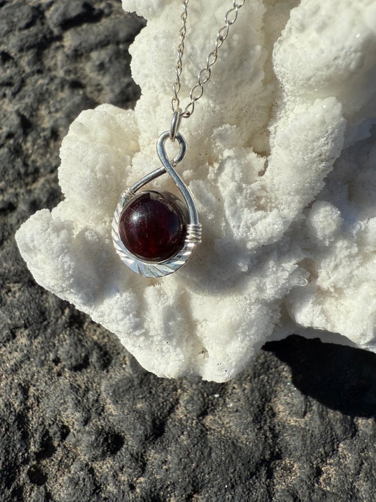Ray Necklace Garnet - Studio Selyn